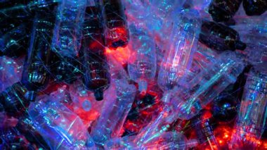 Mavi ve kırmızı ışıklandırmalı plastik şişe kurulumu - ekoloji kavramı