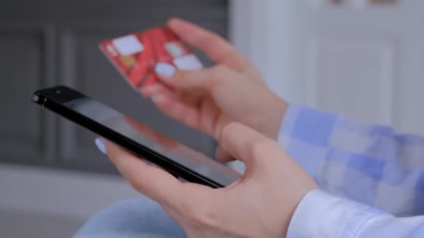 Online shopping concept - vrouw met smartphone en creditcard - close-up view — Stockvideo