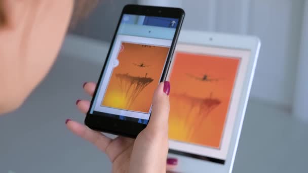 Donna che utilizza smartphone e tablet con applicazione AR - concetto di arte contemporanea — Video Stock