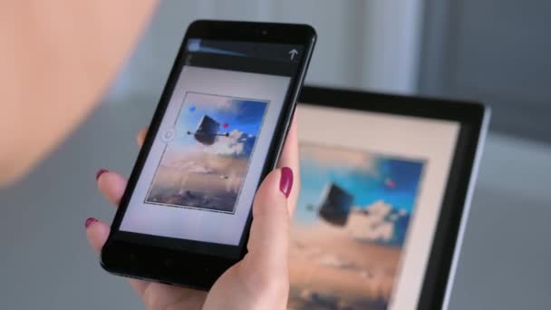 Femme utilisant un smartphone et une tablette avec application AR - concept d'art contemporain — Video