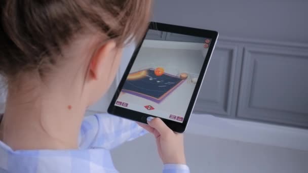 Nő használ táblagép kiterjesztett valóság app - 3d bolygók naprendszer — Stock videók