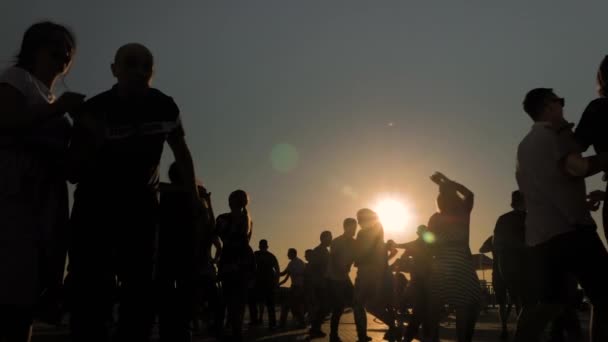 As pessoas silhuetas aprendendo a dançar na cidade ao pôr-do-sol - movimento super lento — Vídeo de Stock