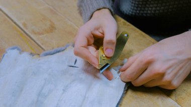 Skinner vizon kürklü deriyle çalışıyor.