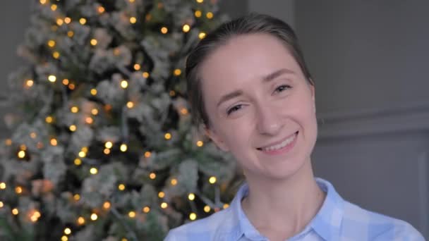 Video retrato de una joven mujer positiva sonriendo y mirando a la cámara — Vídeo de stock