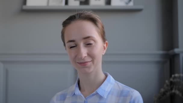 Αργή κίνηση: βίντεο πορτρέτο της νεαρής γυναίκας χαμογελώντας και κοιτάζοντας την κάμερα — Αρχείο Βίντεο