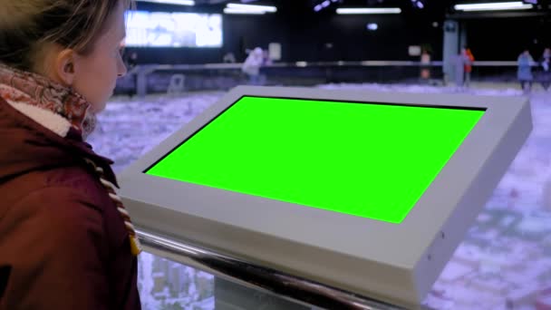 緑の画面のコンセプト-展覧会で空白の緑のディスプレイキオスクを見て女性 — ストック動画