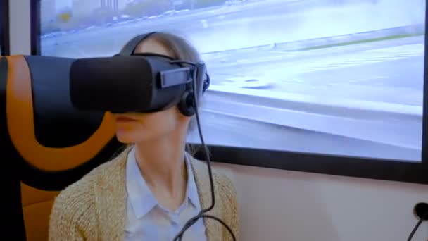 バーチャルリアリティメガネをかけて周りを見る若い女性- VRコンセプト — ストック動画