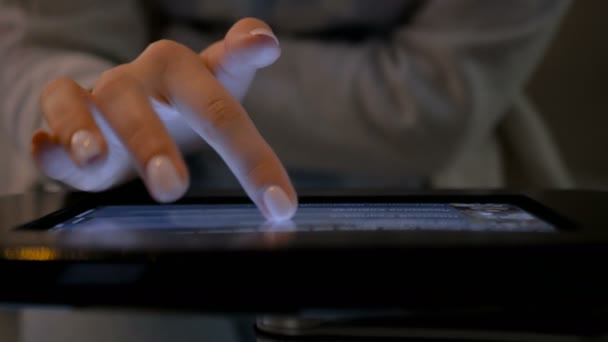 Mano donna utilizzando display touchscreen di pavimento in piedi chiosco tablet nero — Video Stock