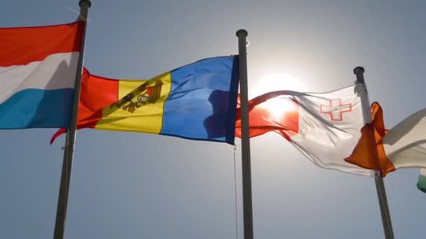 Drapeaux colorés flottant dans le vent - super slow motion - concept politique — Video