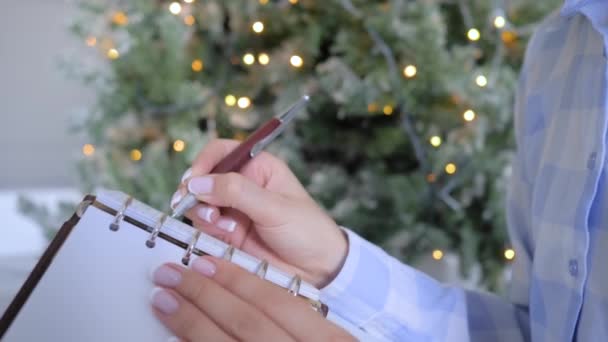빈티지 공책 주최자에게 펜을 들고 글을 쓰는 여자 — 비디오