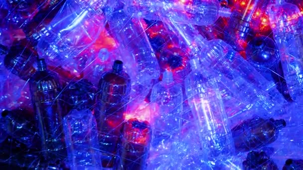 Concepto ecológico - instalación de botellas de plástico con iluminación azul y roja — Vídeos de Stock