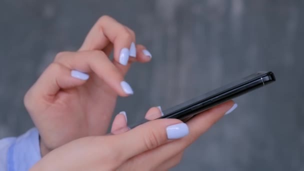 Mujer usando smartphone negro con pantalla táctil - vista lateral de cerca — Vídeos de Stock