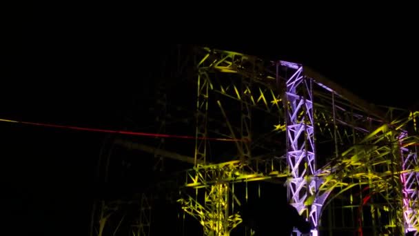 밤에 창고의 금속 구조물 위에 설치 된 비디오 지도 쇼 — 비디오