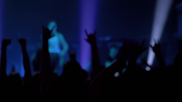 Super slow motion : silhouettes de personnes faisant la fête et applaudissant au concert de rock — Video
