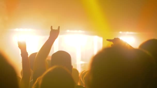 Super cámara lenta: la gente festejando en el concierto de rock frente al escenario — Vídeo de stock