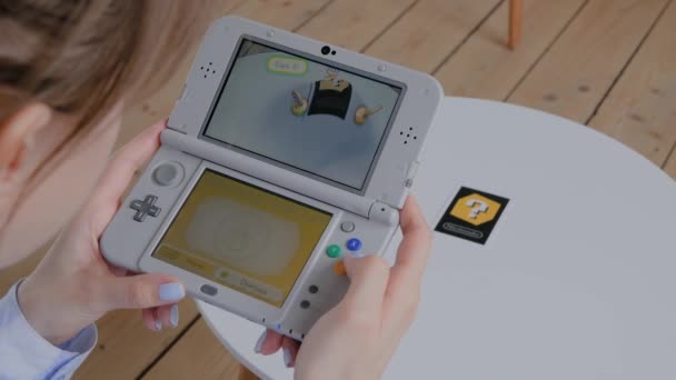 Žena hráč pomocí herní konzole Nintendo 3ds s AR app - close up view — Stock video