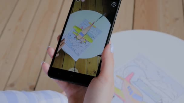 Donna che utilizza smartphone con applicazione AR - modello virtuale di monoplano volante — Video Stock