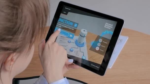 Kvinna med surfplatta med augmented reality-app - robotiserad produktionsmodul — Stockvideo