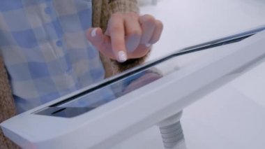 Beyaz tablet büfenin dokunmatik ekranını kullanan kadın eli