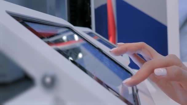 Frauenhand mit Touchscreen-Display am bodenstehenden weißen Tablet-Kiosk — Stockvideo