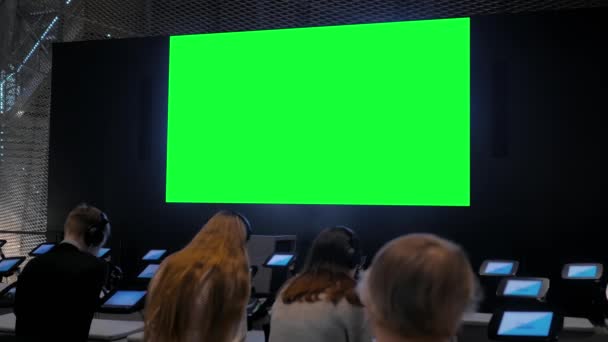 人们看到空白的大型交互式墙显示- -绿色屏幕概念 — 图库视频影像