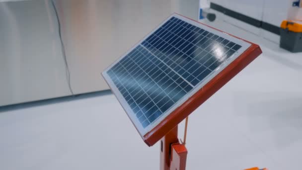 Painel solar fotovoltaico automático trabalhando na exposição de tecnologia moderna — Vídeo de Stock