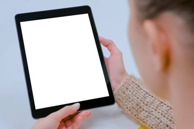 Kadınların elinde beyaz boş ekranlı dijital tablet bilgisayarın görüntüsü