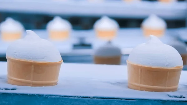 Автоматическая линия по производству мороженого на современной пищевой молочной ткани — стоковое фото
