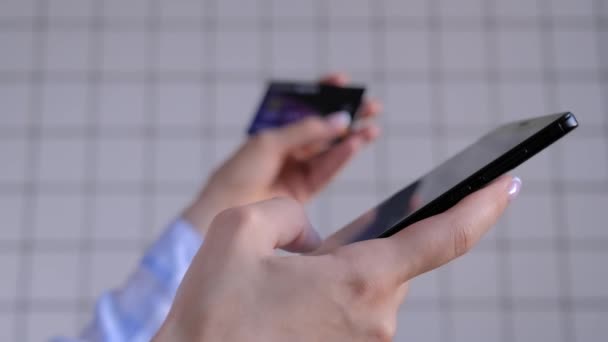 Mulher usando smartphone e cartão de crédito para compras online - close-up — Vídeo de Stock