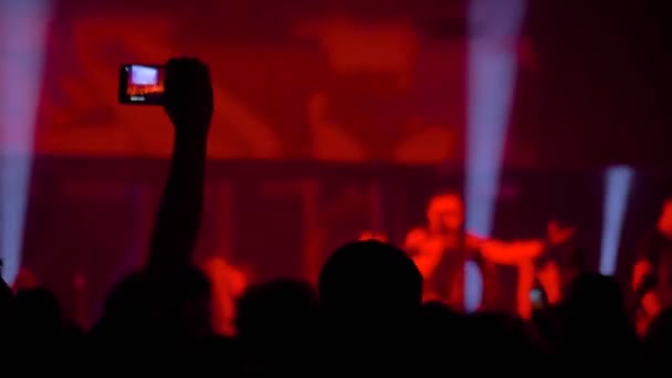 Cámara lenta: hombre manos grabación de vídeo de concierto de música en vivo con teléfono inteligente — Vídeo de stock
