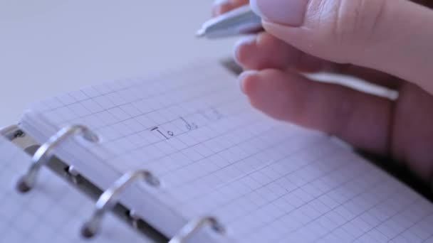 Close up - mulher escrevendo para fazer lista no organizador do caderno vintage - câmera lenta — Vídeo de Stock