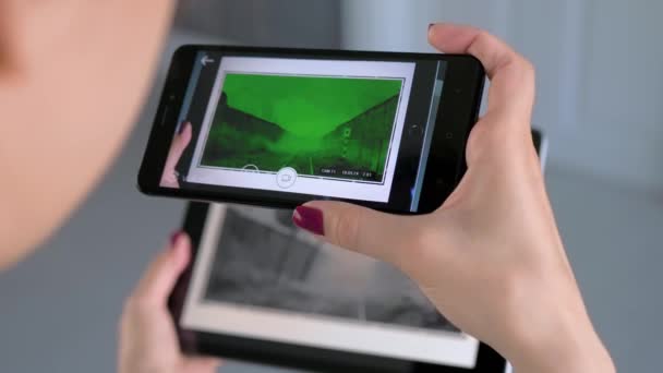 Donna che utilizza smartphone e tablet con applicazione AR - concetto di arte contemporanea — Video Stock