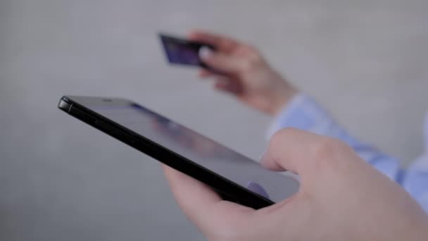 Online shopping concept - vrouw met smartphone en creditcard - close-up — Stockvideo