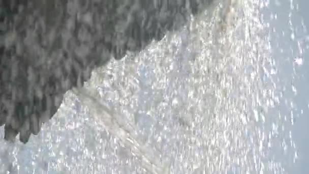 Vue rapprochée des petits jets d'eau de la vieille fontaine publique extérieure - ralenti — Video