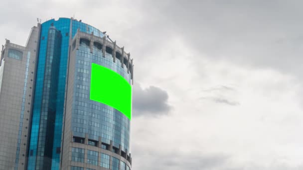 Timelapse - panneau d'affichage vert vierge ou grand affichage publicitaire sur gratte-ciel — Video