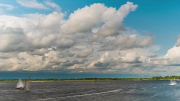 Rychle se pohybující plachetnice na sportovní regata závodní závod na řece: timelapse — Stock video