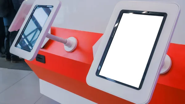 Görüntüyü kapat: boş beyaz ekranlı dikey tablet kiosk - biçimlendir