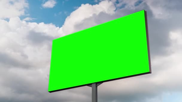 Zeitraffer - leere grüne Plakatwand und bewegliche weiße Wolken vor blauem Himmel — Stockvideo