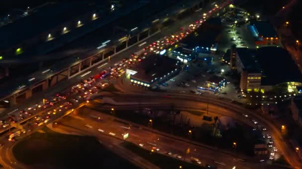 Timelapse: tráfico de coches en movimiento rápido y luz de calle caliente por la noche — Vídeo de stock