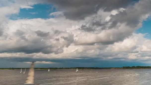 Snelle bewegende zeiljachten op sport regatta wedstrijd race op de rivier: timelapse — Stockvideo