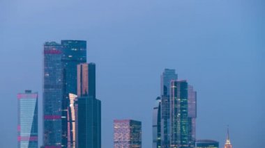 Zaman çizelgesi - modern yüksek binalar, gökdelenler akşamları kararır