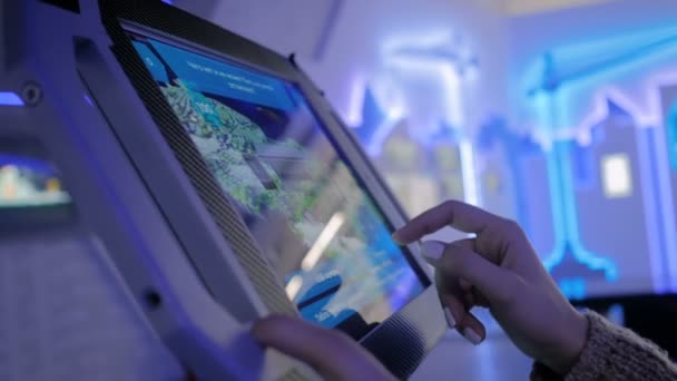 Woman hand using touchscreen display of floor standing tablet kiosk — Stock Video