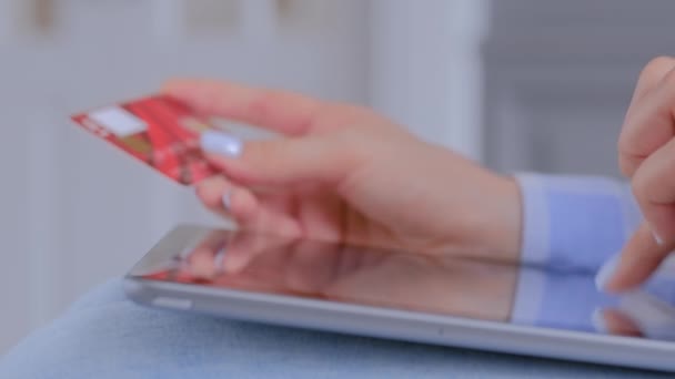 Vrouw met tablet en creditcard voor online winkelen - close-upweergave — Stockvideo