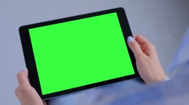 Boş yeşil ekranlı siyah tablet bilgisayar kullanan kadın - boşluk konseptini kopyala