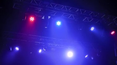 Gece kulübünde sahne için renkli parlak konser aydınlatma ekipmanları