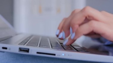 Dizüstü bilgisayarda yazı yazan kadın elleri - yan görünümü kapat