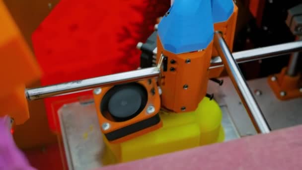 DIY трехмерная печатная машина печатает физическую трехмерную модель - крупный план — стоковое видео
