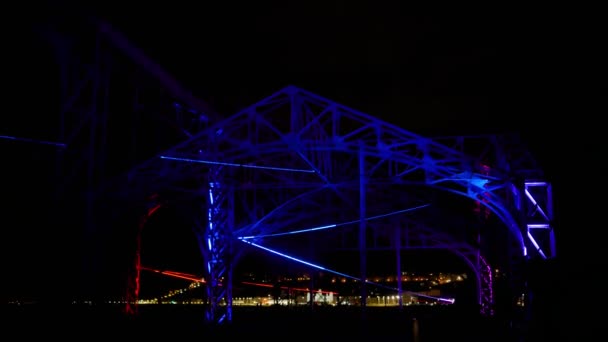 Vidéo mapping spectacle projeté sur la construction métallique de l'entrepôt sur la rue — Video