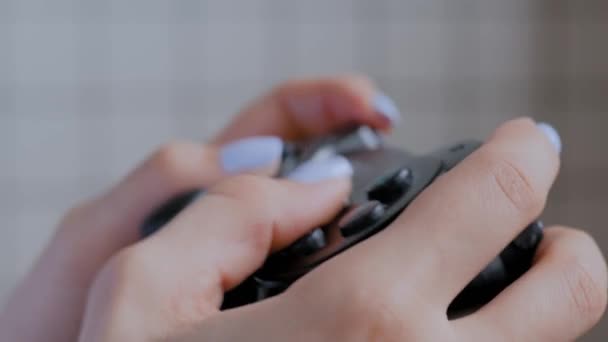 Kvinnliga händer med joystick eller gamepad hemma - närbild — Stockvideo