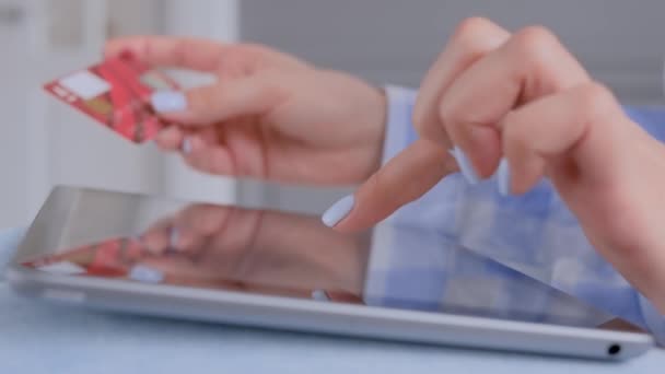 Vista de cerca - mujer usando el dispositivo de la tableta y la tarjeta de crédito para compras en línea — Vídeo de stock